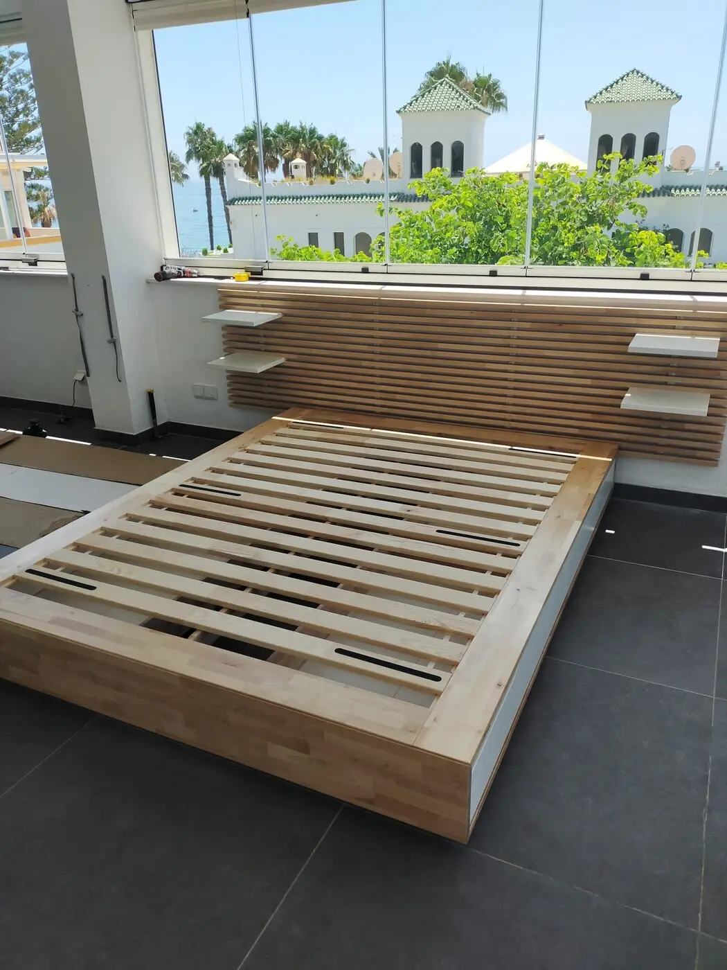 Montaje profesional de cama de madera en una vivienda