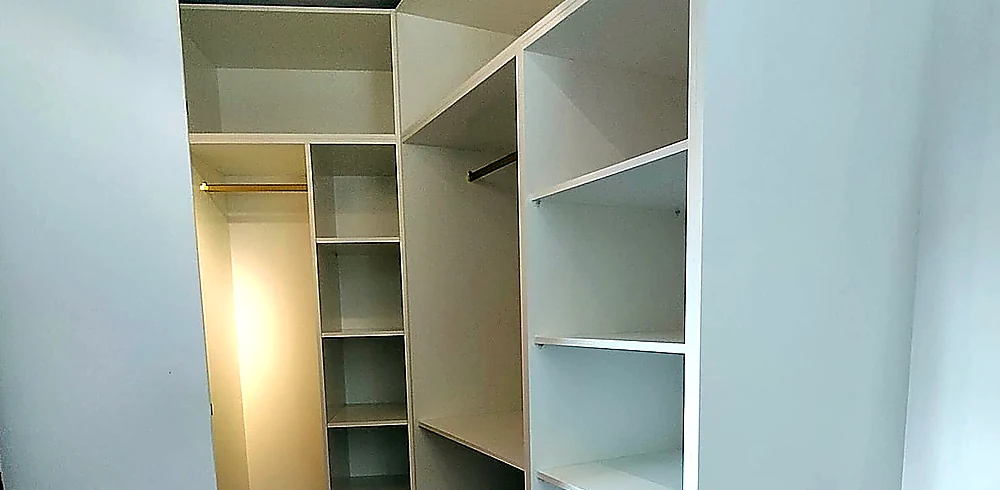 Montaje de vestidor blanco a medida